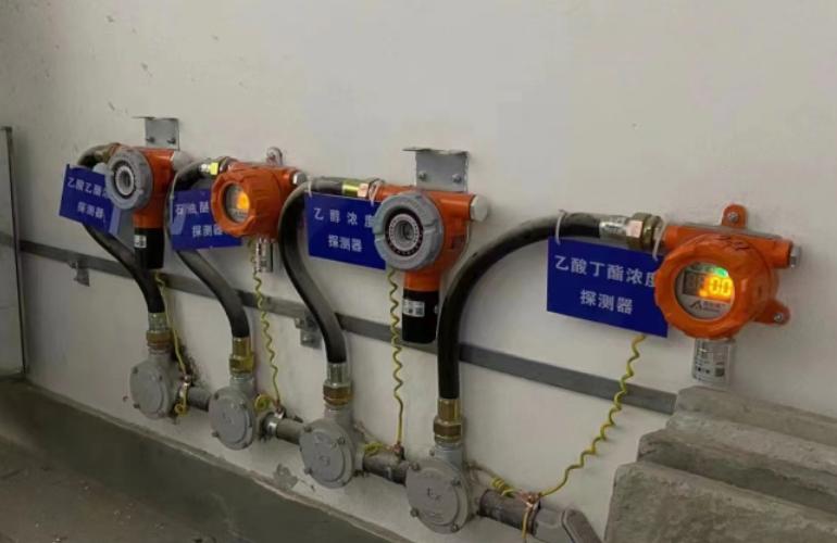 甲類廠房是否可以僅設置可燃有毒氣體探測器、手報聲光，而不設置火災探測器？